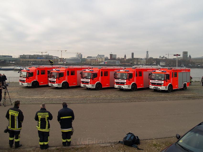 Neue LF`s fuer Koeln Uebergabe in Koeln Deutz an den Wachen  P101.JPG